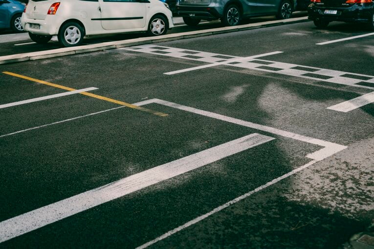 スターティンググリッドが公道に記されている　©Kiichi Matsumoto