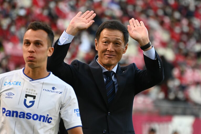 サポーターのチャントに応える松田浩監督