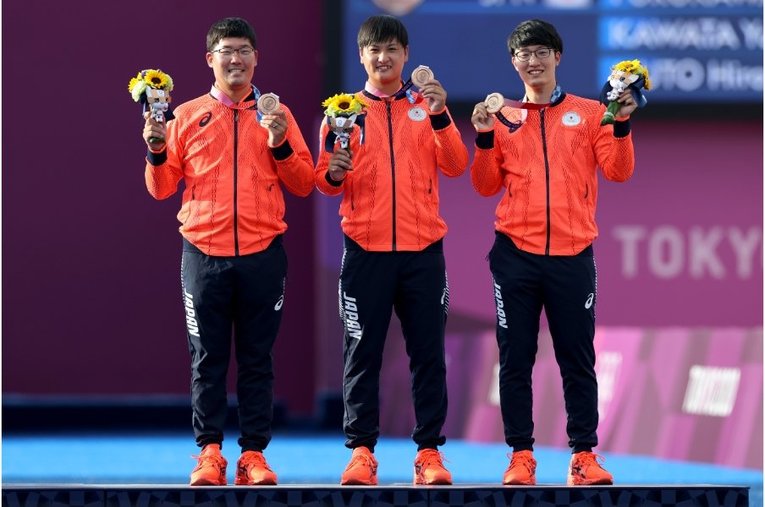 アーチェリー男子団体の銅メダル ／ photograph by Getty Images