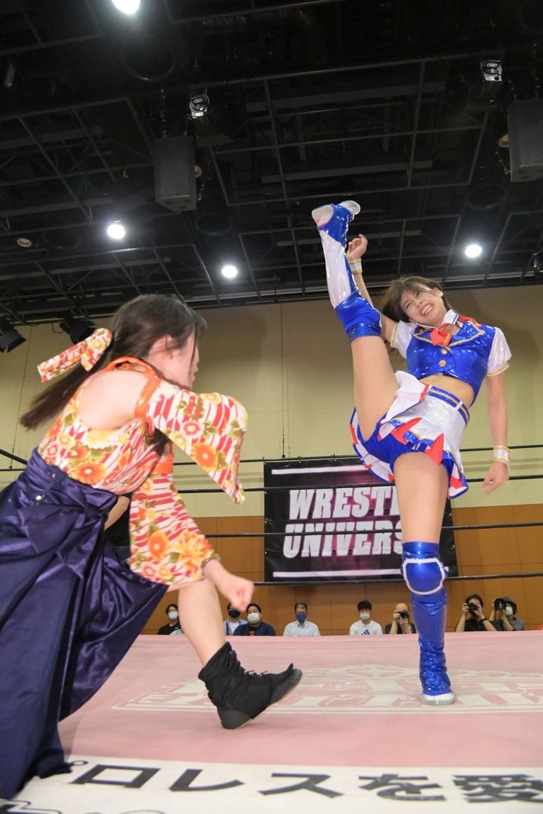 宮本もか戦にて「Finally」を繰り出す荒井　提供：東京女子プロレス