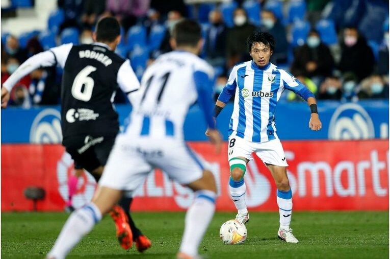 柴崎岳vs岡崎慎司が《ユニフォームを引っ張ってバチバチ》 撮影カメラマンが凍えそうな雨中で捉えた“熱いバトル”の瞬間(29)