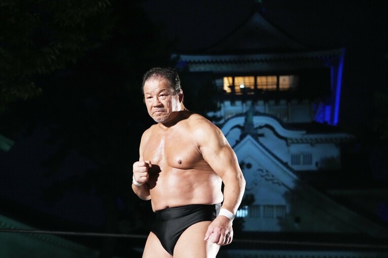 小倉城を背にファイティングポーズを決める藤波辰爾。70歳にしてこの肉体美　©Essei Hara