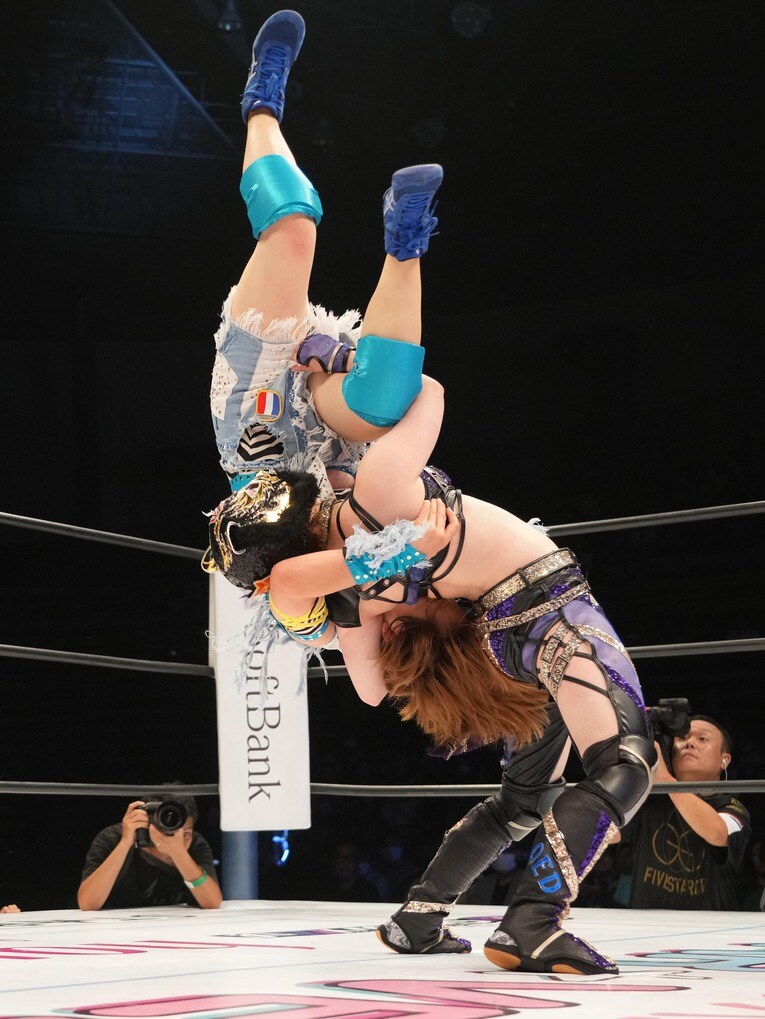 フィッシャーマンスープレックスで中西百重を投げるスターライト・キッド