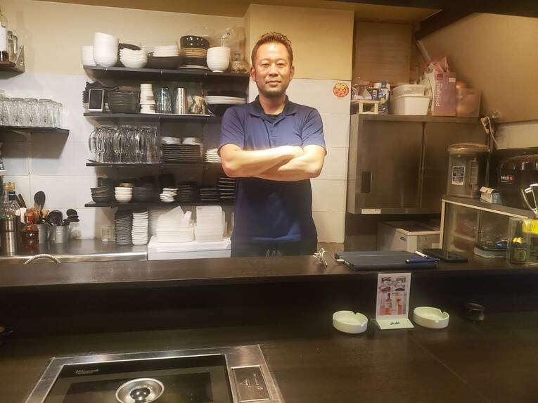 店主の風格もたっぷりの桟原さん　©︎Shunsaku Sakai