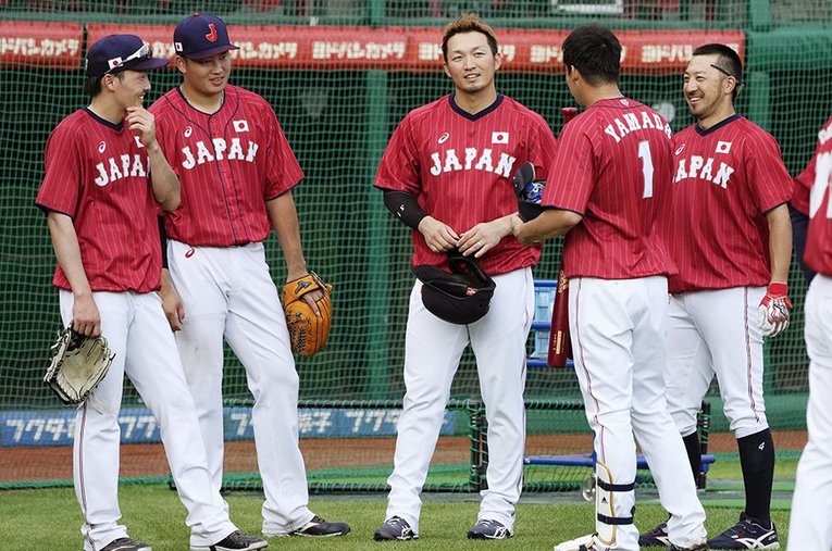 強化合宿で、居残り練習をする（左から）源田、村上、鈴木誠、山田、菊池涼 ／ photograph by KYODO