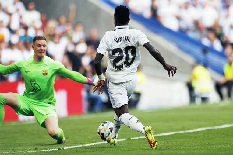 バルサの「タレント頼みで大雑把な攻撃＋脆いDFライン」危機的な不甲斐なさ… “盤石マドリーと明暗くっきりクラシコ”を撮った(17)