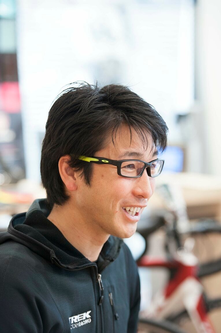 にこやかに質問に答える別府　©BUNGEISHUNJU