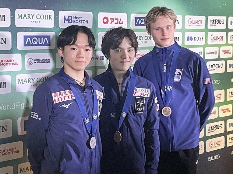 世界選手権ショートで1位だった宇野（真ん中）、2位の鍵山（左）と3位のマリニンが3ショット　©︎JIJI PRESS