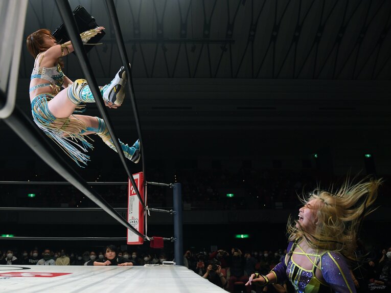 渡辺桃が投げたボックスが上谷沙弥の顔面に直撃した瞬間