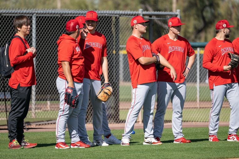 ベネズエラのホセ・スアレス投手とじゃれあう大谷、水原一平通訳が見守る　©Nanae Suzuki