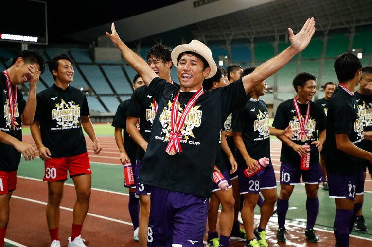 2019年の全日本大学サッカートーナメントで優勝して特別な装いに身を包む森下　©SportsPressJP/AFLO
