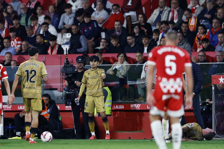 「久保建英に疲労感が…」日本代表で2万6000キロ移動の強行日程も「韓国人FWとユニ交換」ソシエダで途中出場、現地カメラマンが見た表情(9)