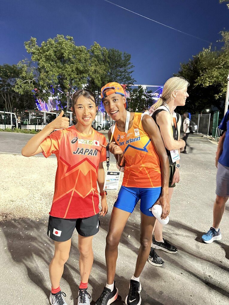 2023年世界陸上5000m予選レース後にハッサンと記念撮影する田中希実　写真提供：田中健智