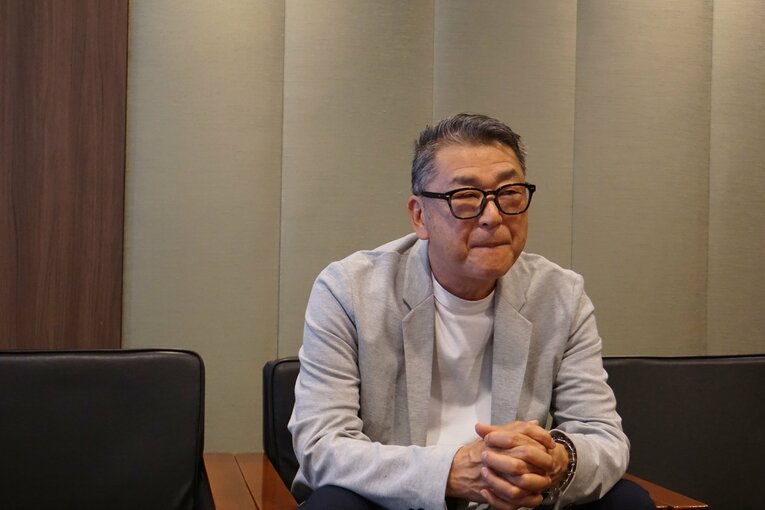 NumberWebのインタビューに応じた岡崎郁、63歳 ©NumberWeb