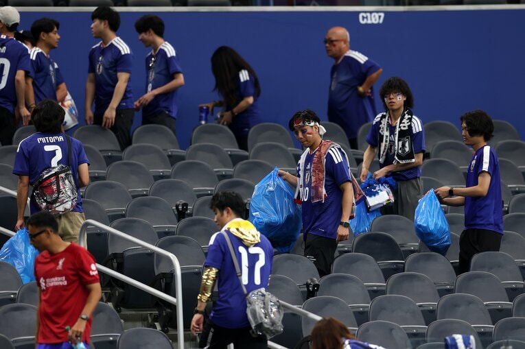 ゴミ拾いにはリバプールユニの外国人ファンも参加していた（写真は右に続きます）　©Getty Images