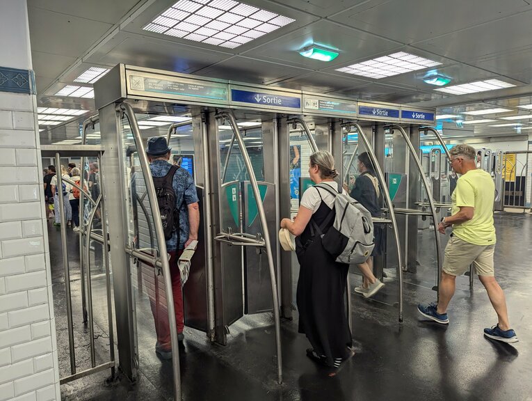 地下鉄駅の一部に設けられた「競馬ゲート式」の改札出口　©Yu Saito