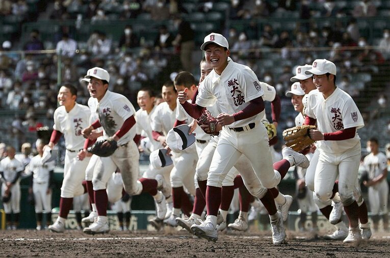 福岡大大濠と具志川商の一戦は、同地区対決らしい駆け引きの妙があった ／ photograph by KYODO
