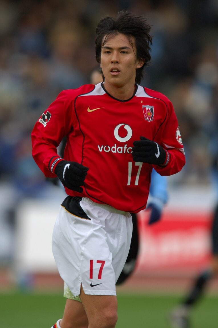 【長谷部誠の輝かしいキャリア】高校卒業後、2002年～07年まで浦和レッズでプレーした長谷部誠（写真は05年のJリーグで）　©BUNGEISHUNJU