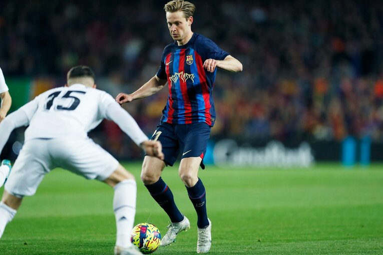 「バルサがメッシ退団後初のリーガ制覇」間近なクラシコの“喜びと憎しみ、一瞬のリスペクト”を撮った「18歳ガビが倒れたレアルDFを…」(13)