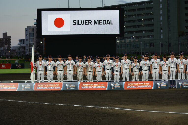 銀メダルを授けられた日本の選手たち　©Takarin Matsunaga