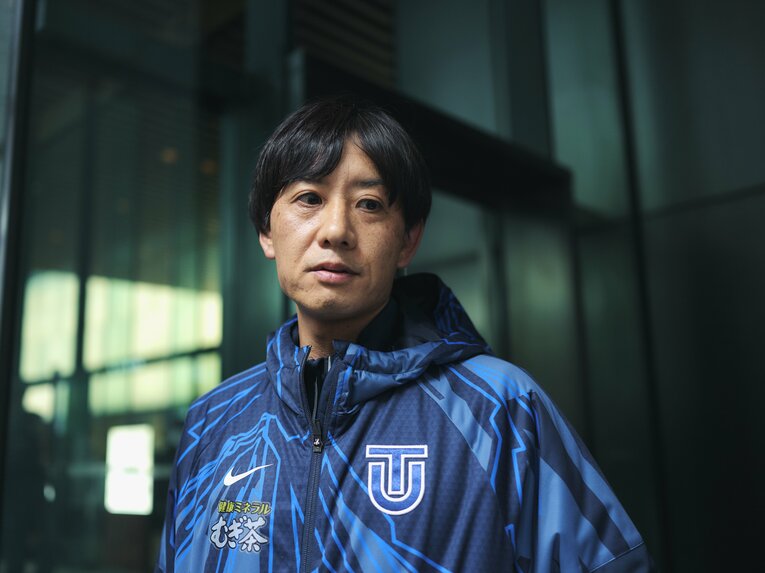 【2025箱根駅伝】20年連続のシード権を獲得した東洋大・酒井監督　©Yuki Suenaga