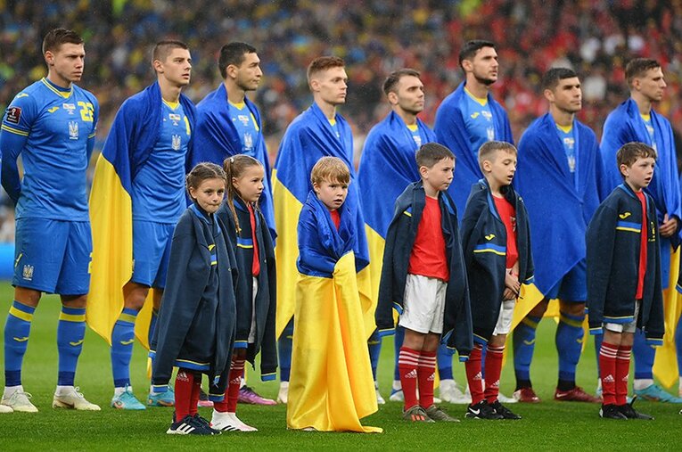 ウクライナの選手、そして一緒に入場した子供の中にもウクライナ国旗を身にまとう姿が ／ photograph by Getty Images