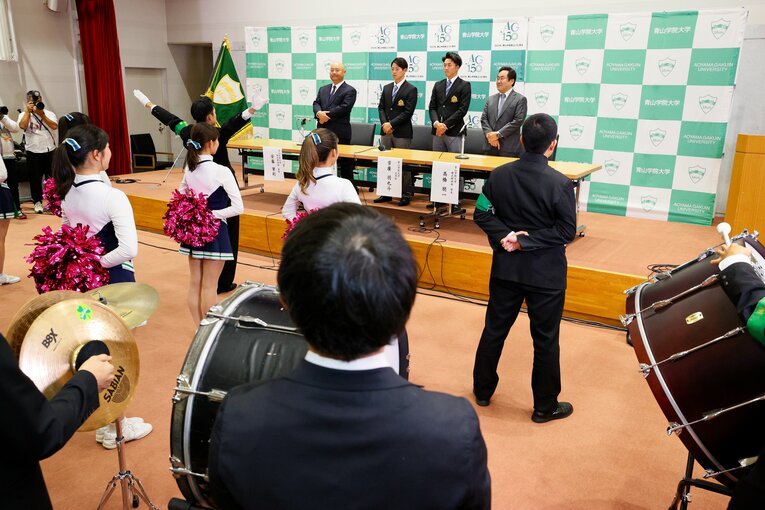 応援団とチアによる両選手へのエール　©Shigeki Yamamoto