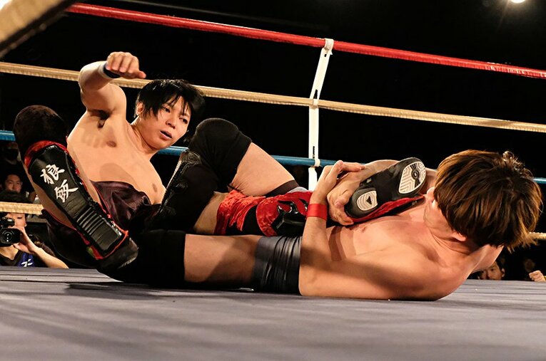 旧リングスルール、素手＆レガース着用で対戦した伊藤健一（右）と飯塚優。勝った伊藤は「プロレスラーがこの場に出てきてくれたのは超リスペクトです」。 ／ photograph by Norihiro Hashimoto