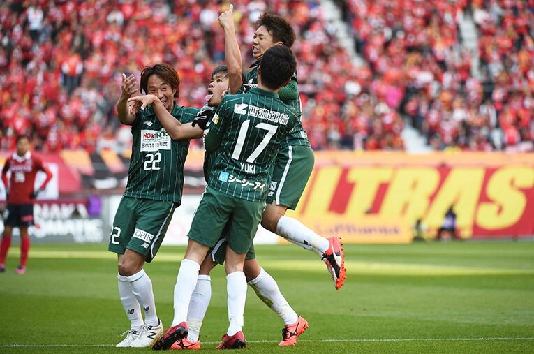 おどけた表情でゴールアピールをする岐阜の田中パウロ淳一。岐阜のサポーターにとっては一生忘れられない1点となった。 ／ photograph by Kazuhito Yamada,Kouichi Takamori/Kaz Photography