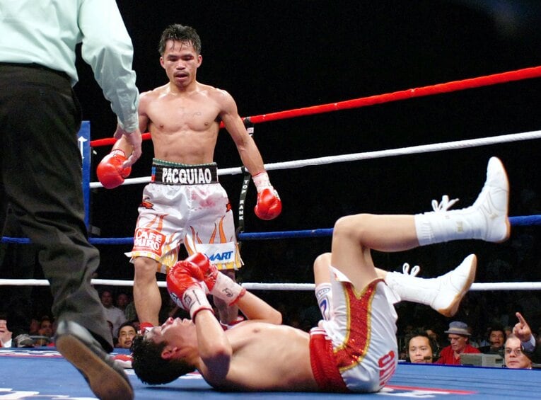 8回、ソリスをKOするパッキャオ