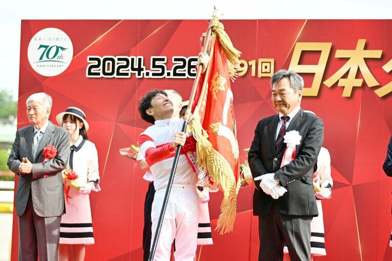 優勝旗を手にする横山典弘　©Keiji Ishikawa