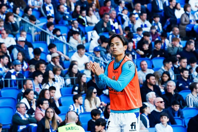 「クボはノルマル（普通）よ」辛口おばあちゃんにバルで遭遇も…カメラマンが撮った久保建英21歳の“軽快ドリブル＋母・祖母のような愛”(16)