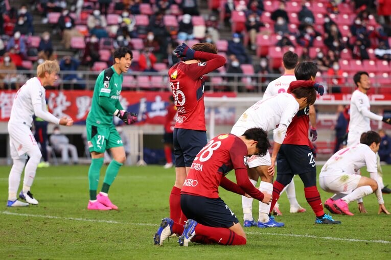 セレッソ大阪に引き分けて、膝から崩れる選手たち　©KASHIMA ANTLERS