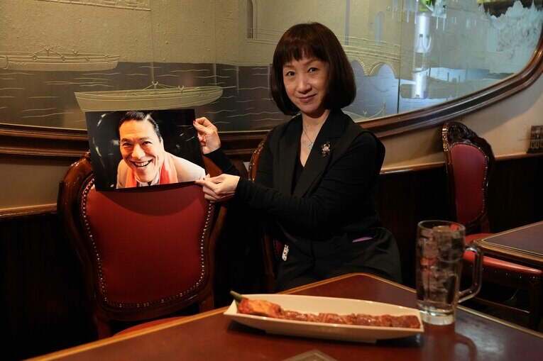 「猪木さんはここに座っていました」と話す『一番館』の江原静江さん