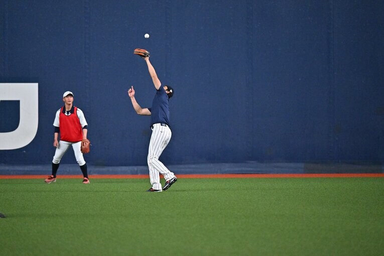 打撃練習中に外野を守る大谷　©Hideki Sugiyama