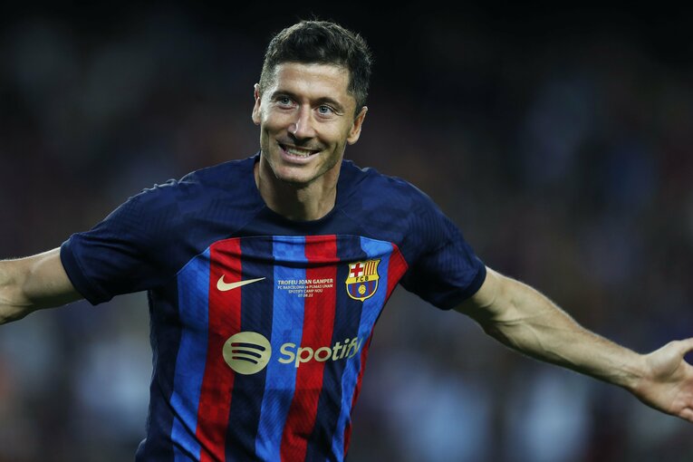 “財政難なのに大補強”バルサを激写　誹謗中傷されたデヨンクへの拍手、33歳レバンドフスキが作る深みとは〈次戦は久保建英ソシエダ〉(7)