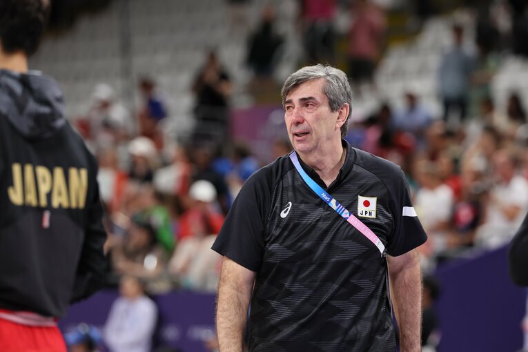 目に涙を浮かべて、選手たちを労ったブラン監督　©︎Kaoru Watanabe/JMPA