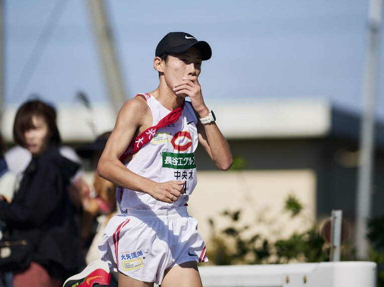 吉居駿恭（3年）はときおり手で顔を覆うなど、苦しい表情を見せ区間14位となった　【2枚目／全2枚】　©Yuki Suenaga