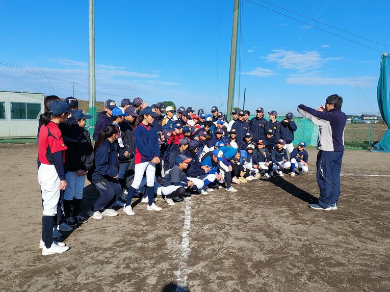 地元の小学生向けに野球教室を行う仙台一高野球部ナイン　©NumberWeb