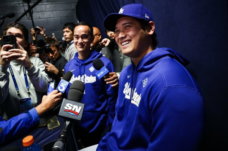 ワールドシリーズ前日会見での大谷翔平。数多くのメディアが駆けつけてカオス状態だったという ／ photograph by Cole Burston/Getty Images