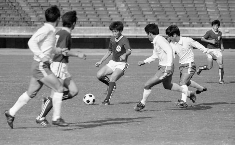 デビュー戦でボールをさばく藤和不動産時代のセルジオ越後（中央・1972年撮影）　©JIJI PRESS