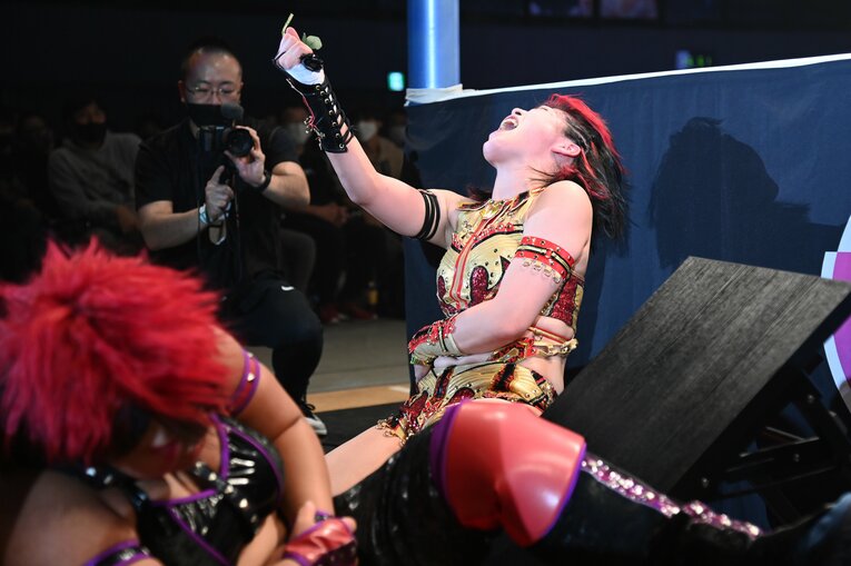 黒いバラをくわえてダイブする林下詩美