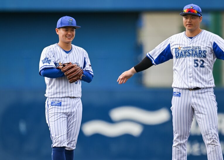 柴田と細川成也（春季キャンプにて）　©Nanae Suzuki