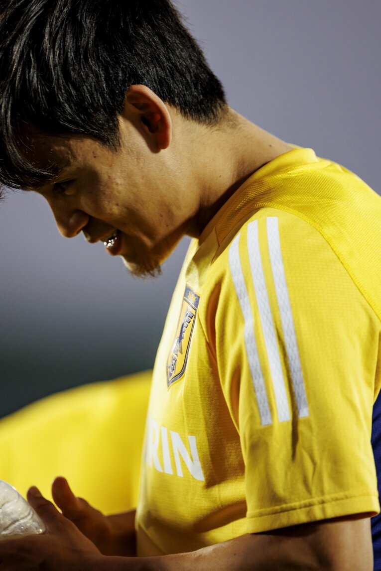 話題となったヒゲ姿の久保　©JMPA