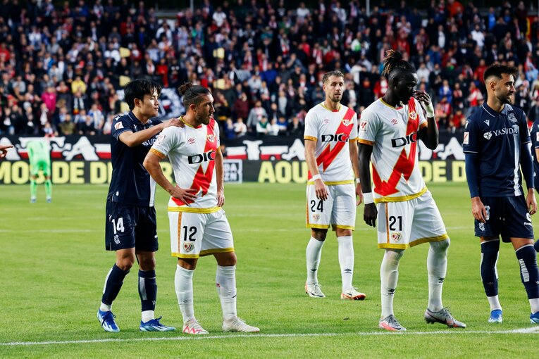 ハンドを取られたエスピノを慰める(?!)久保　©Daisuke Nakashima