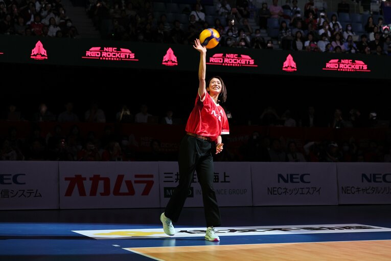 引退セレモニーで“最後のサーブ”を放つ古賀紗理那　©︎SV.LEAGUE