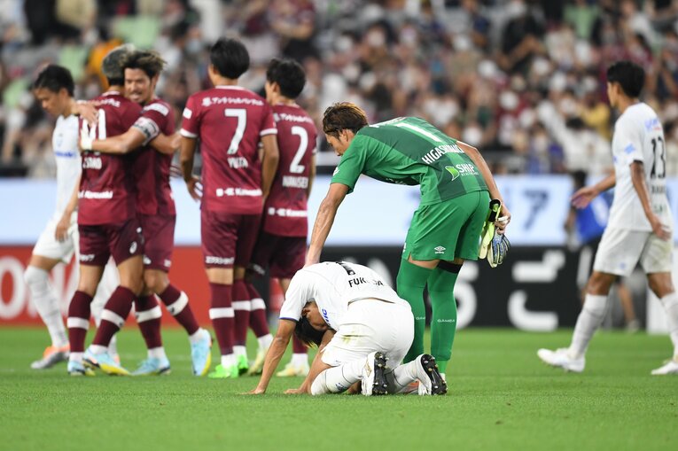 9月18日の神戸戦後、敗戦につながるPKを与えて座り込む福田湧矢に、東口順昭が声をかける