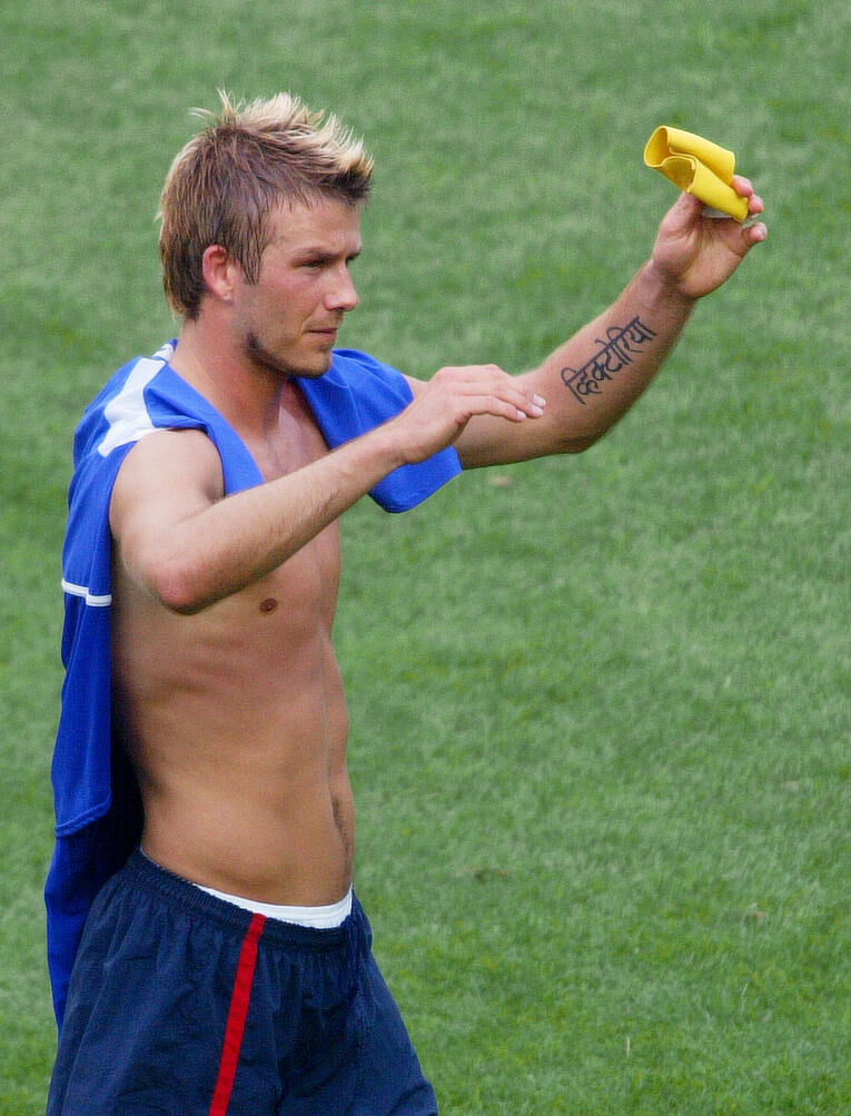 2002年日韓W杯準々決勝・ブラジル戦後にユニフォームを脱ぐイングランド代表MFベッカム ©︎JIJI PRESS