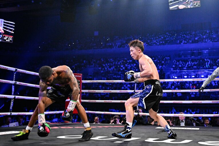 8回、強烈な右ストレートでアゴを打ち抜かれ、ダラリと両腕を垂らすフルトン　©Hiroaki Yamaguchi