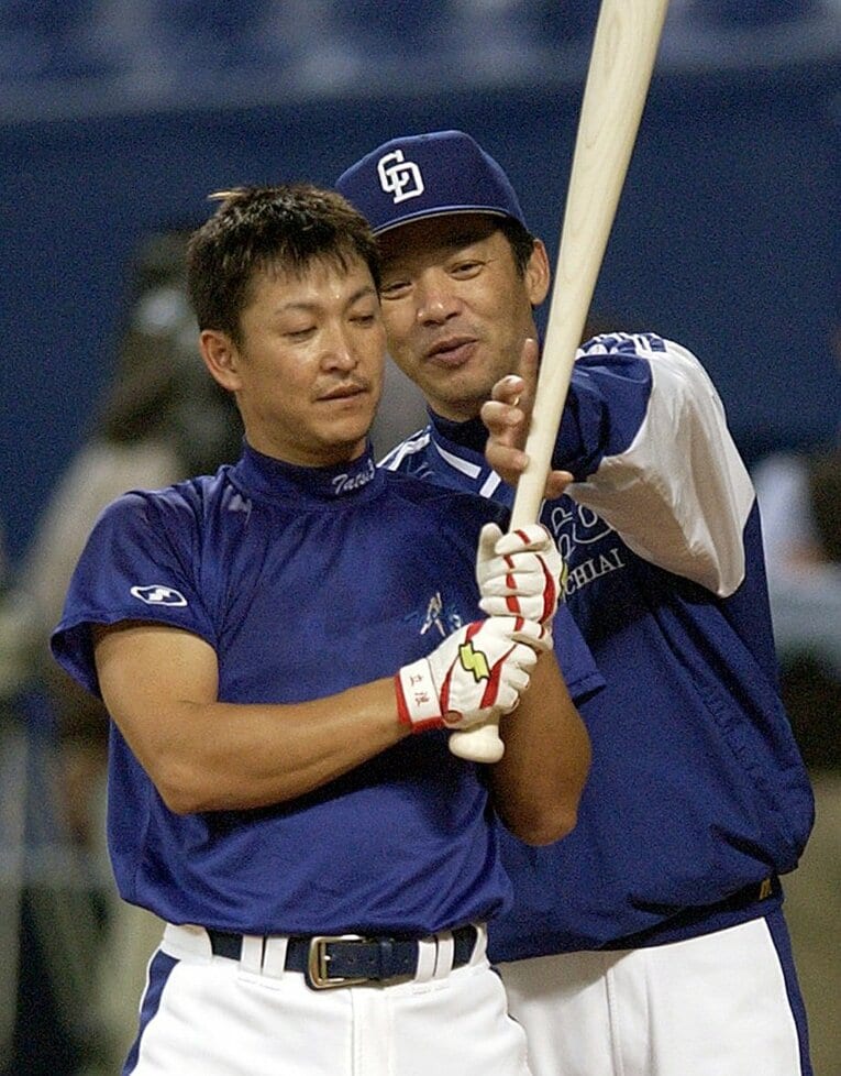 2004年、立浪を打撃指導する落合監督　©Kyodo News